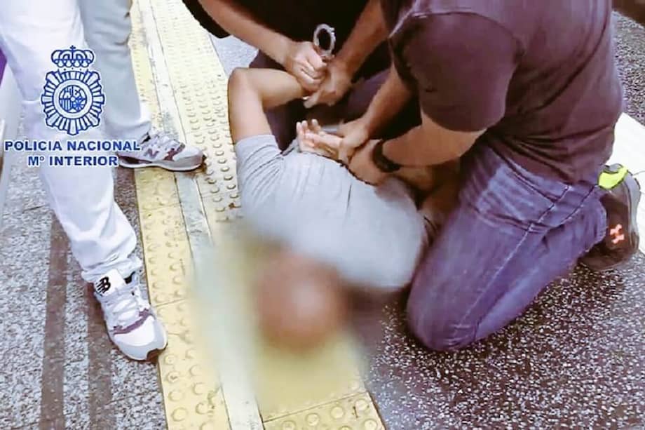 Captura de pantalla del momento en que la Policía Nacional española detiene al colombiano por grabar a más de 555 mujeres sin su consentimiento por debajo de la falda. / Tomada de Twitter: @Policia