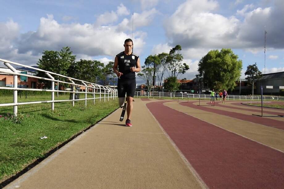 El Sargento Francisco Pedraza pisó una mina y tuvieron que amputar sus piernas. / Cortesía Corporación Matamoros