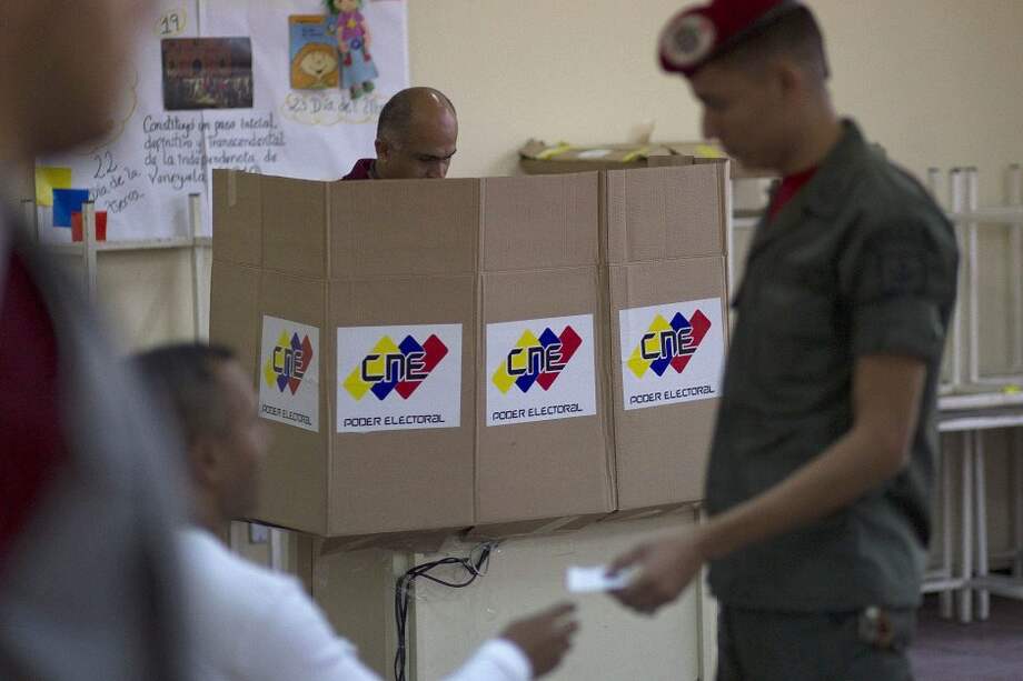 Maduro y Capriles alientan a electores a través de Twitter