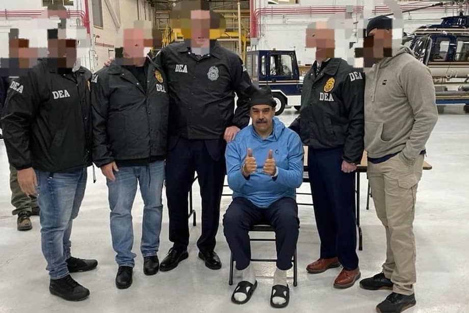 El presidente de Venezuela, Nicolás Maduro (c), escoltado por agentes de la Administración para el Control de Drogas, en el traslado al Centro de Detención Metropolitano de Nueva York . EFE/ Rastreo de Redes