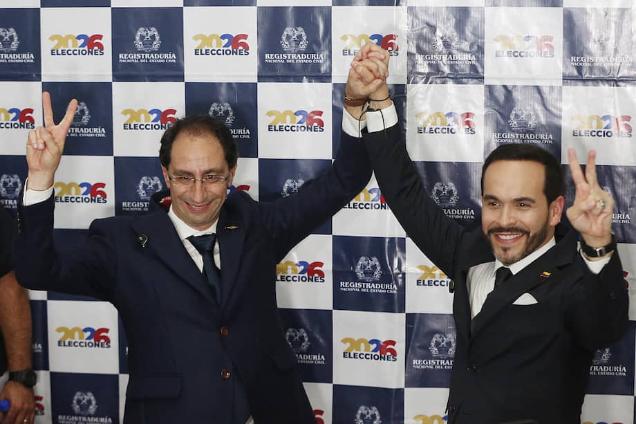 Abelardo de la Espriella (d), posa junto a su fórmula vicepresidencial y exministro, José Manuel Restrepo.