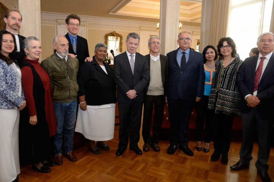 El presidente Juan Manuel Santos junto a los 11 miembros de la Comisión de la Verdad. / SIG