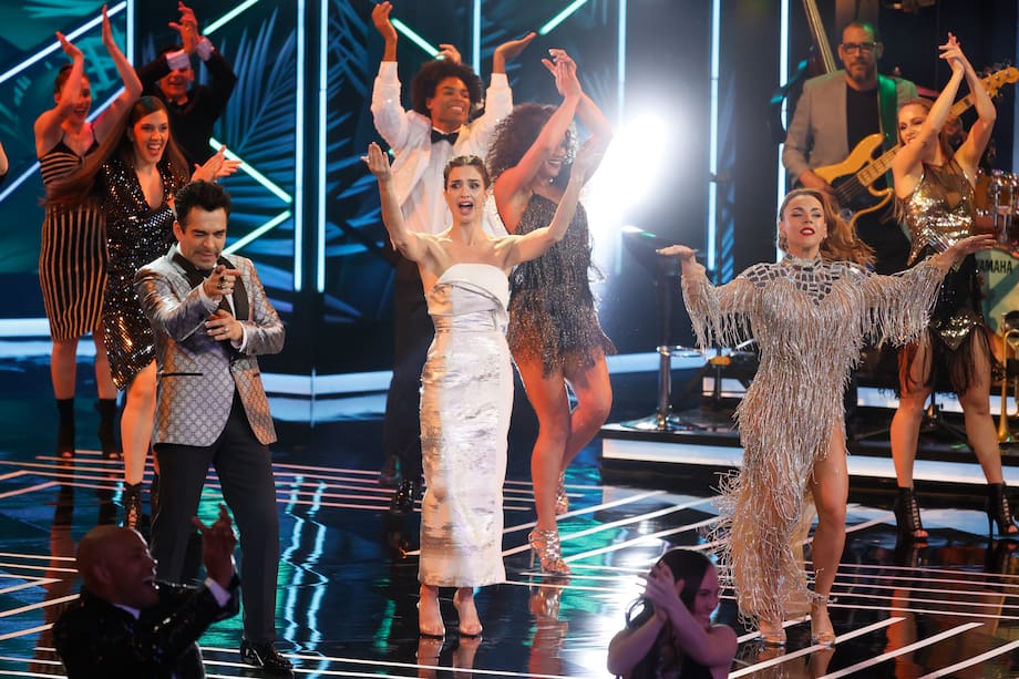 MADRID, 22/04/2023.- (i-d) El actor mexicano Omar Chaparro y las actrices Paz Vega y la colombiana Carolina Gairán, durante la ceremonia de entrega de la décima edición de los Premios Platino, este sábado en Madrid. EFE/ MARISCAL
