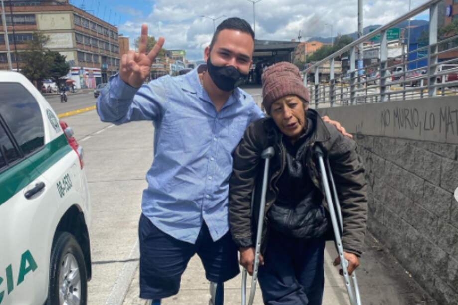 José Carvajal con la mujer a la que le obsequió sus muletas.