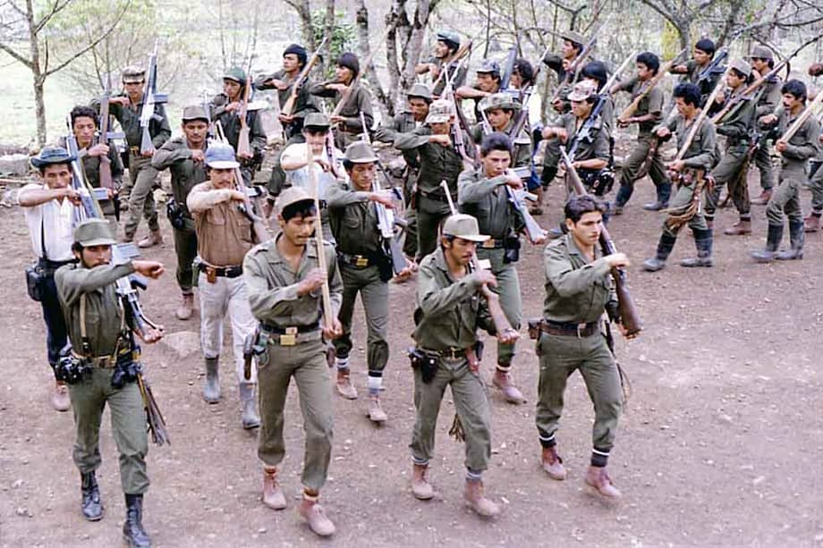 Foto tomada en la década de los 80 de las Fuerzas Armadas Revolucionarias de Colombia (FARC) durante una jornada de entrenamiento en un campamento. / AFP