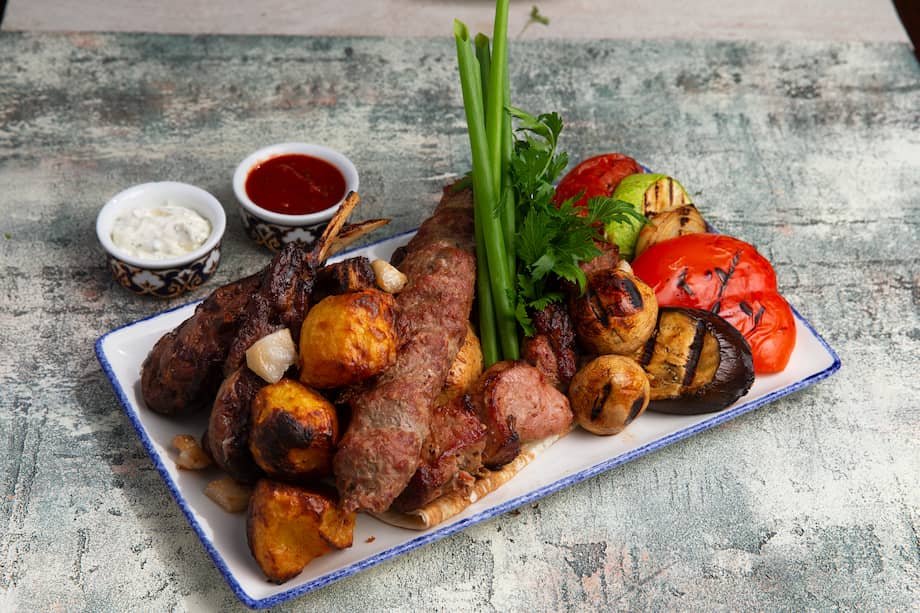 Añade a esta picada chicharrón, pollo y plátano.