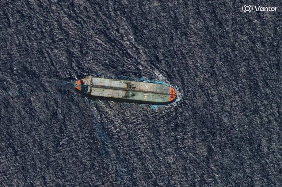 En una imagen proporcionada por Vantor, el petrolero Skipper pasa cerca de Guadalupe, en el Caribe, el 12 de diciembre de 2025, dos días después de ser incautado por el ejército estadounidense.