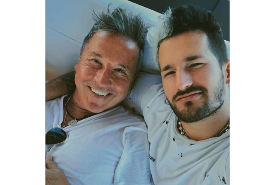 En redes sociales se desató una polémica luego de que una psicóloga analizara una foto de Ricardo Montaner dándole un beso en la boca a su hijo Ricky, cuando tenía 7 años.