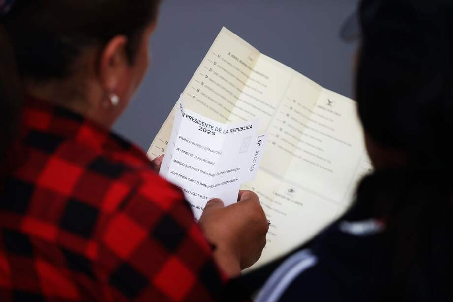 Una persona llega a votar en la jornada electoral este domingo, en Santiago (Chile).