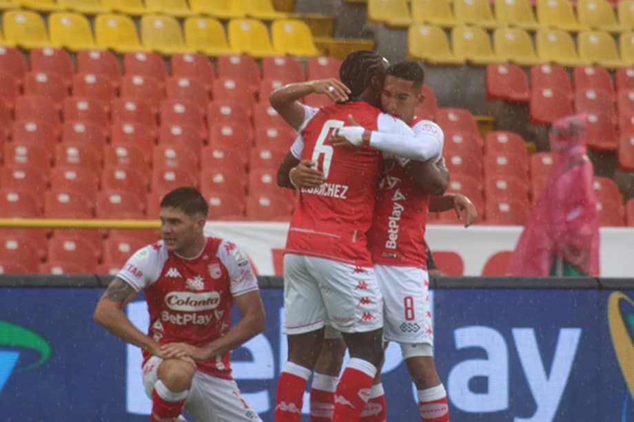 Carlos Sánchez (c), número 6 de Santa Fe, celebra el gol que anotó este sábado en El Campín.