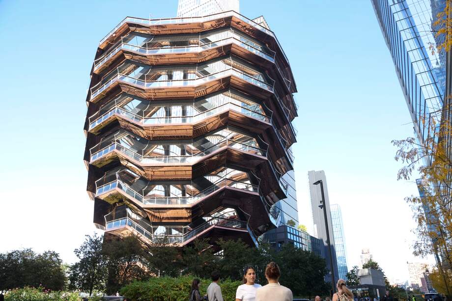 The Vessel es una compleja escalinata en espiral de más de 45 metros de altura.