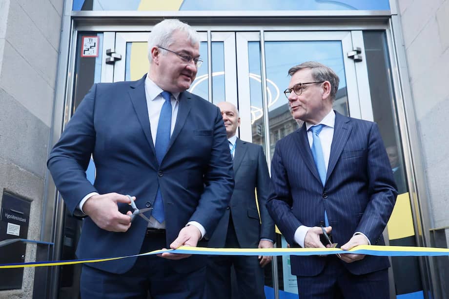 El ministro de Asuntos Exteriores alemán, Johann Wadephul (dcha.), saluda a Andrii Sybiha (izq.), ministro de Asuntos Exteriores ucraniano, corta la cinta inaugural de la Casa de Ucrania en la 62.ª Conferencia de Seguridad de Múnich, celebrada el 13 de febrero de 2026.