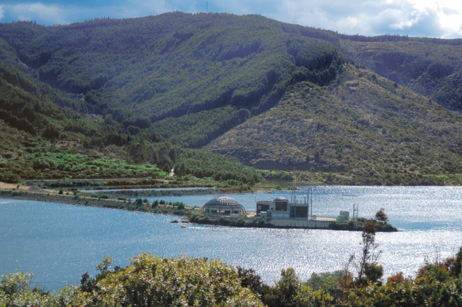 El embalse de San Rafael se creó en los noventa. Hasta este lugar llega el agua del páramo de Chingaza, que abastece el 70 % de Bogotá y 13 municipios vecinos. / Diego Santacruz