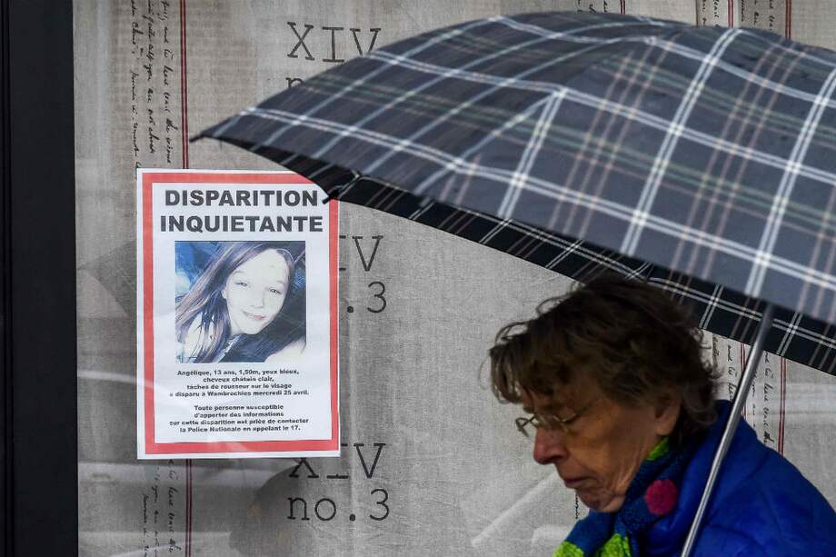 Un poster de la búsqueda desesperada de Angelique, la menor asesinada por un violador reincidente. / AFP