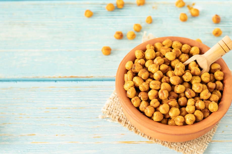 Los garbanzos pueden llegar a la cocina de dos maneras muy distintas: secos, para remojar y cocinar, o enlatados, listos para servir.