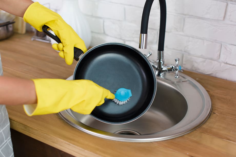 Si la sartén está muy sucia o con restos de huevo podrido muy pegados, puedes usar un cepillo de limpieza o una espátula de goma para ayudar a removerlos antes de la limpieza.