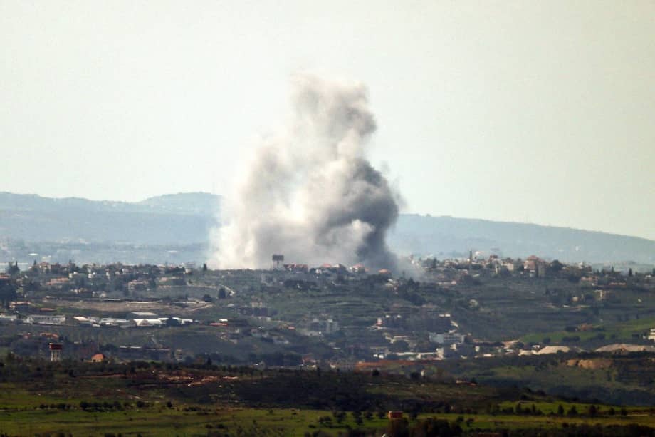 El humo se eleva desde el lugar de un ataque aéreo israelí en la zona de Srifa, al sur de Líbano.