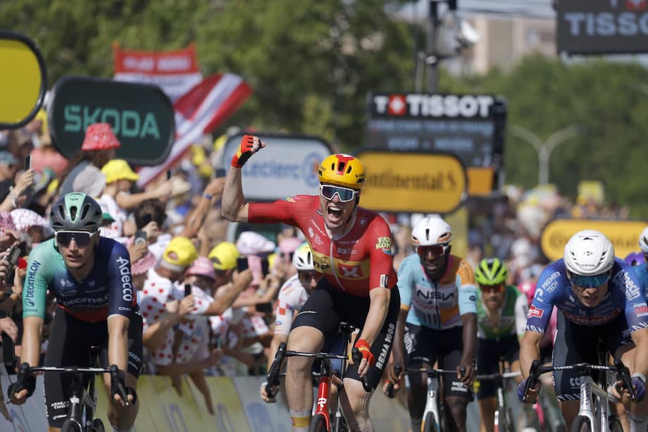 El noruego sorprendió con un ataque a 500 metros de la meta para quedarse con la victoria en una de las etapas más rápidas de la historia del Tour. Fernando Gaviria superó un problema mecánico en el cierre y terminó noveno.