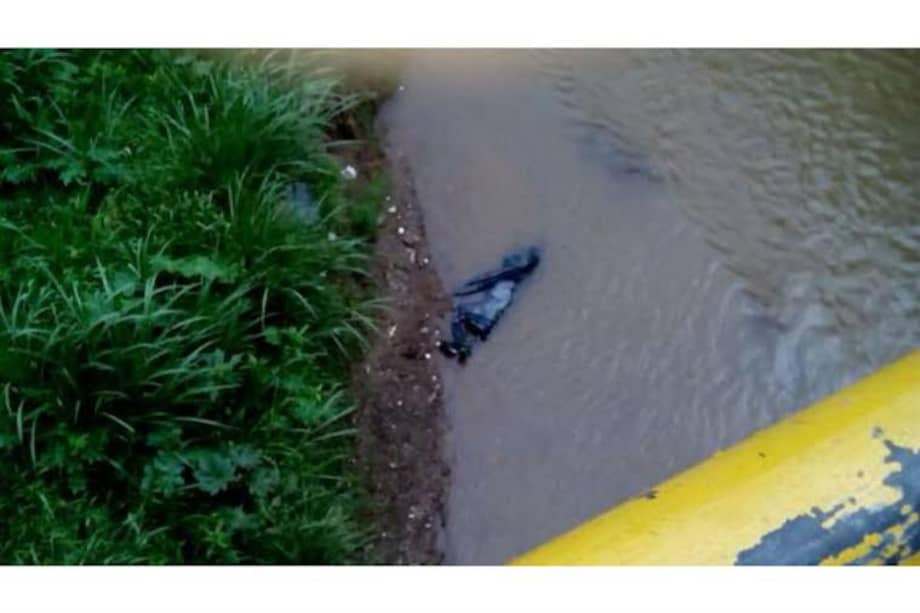 Autoridades de Cali hallan cadáver envuelto en bolsas de basura
