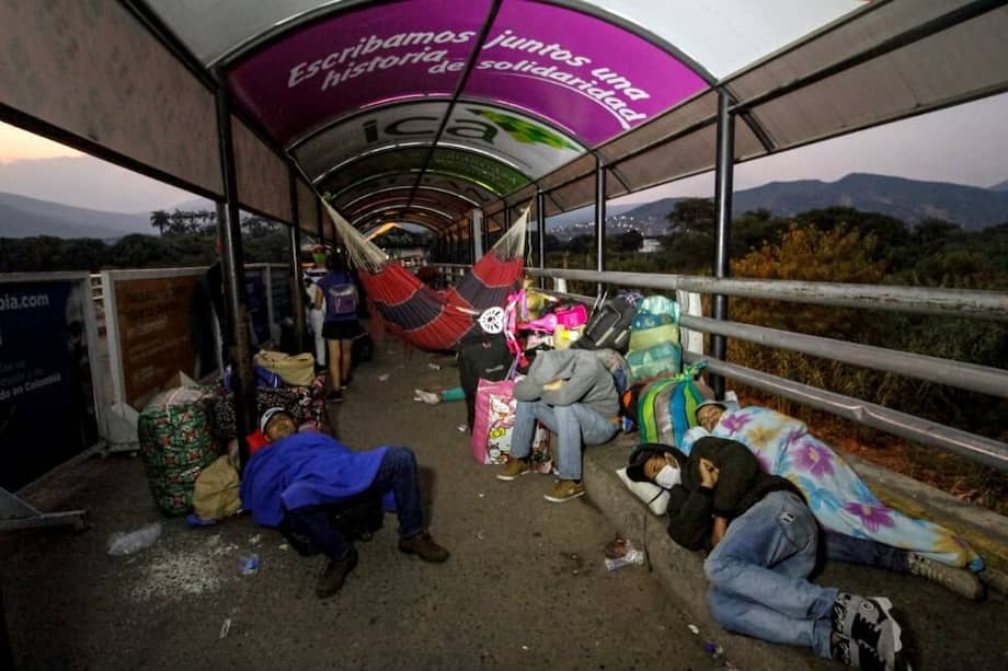 Según Migración, el retorno por las fronteras debe hacerse de manera controlada, con el fin de evitar represamientos en los puntos de salida en los que se han habilitado corredores humanitarios. / Archivo AFP