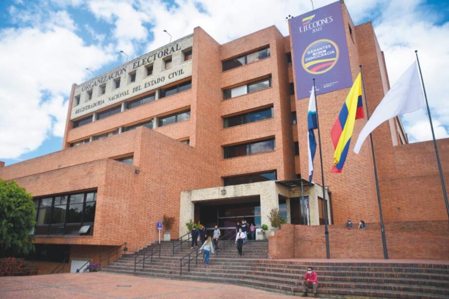 Gustavo Petro en la registraduria de la nacion