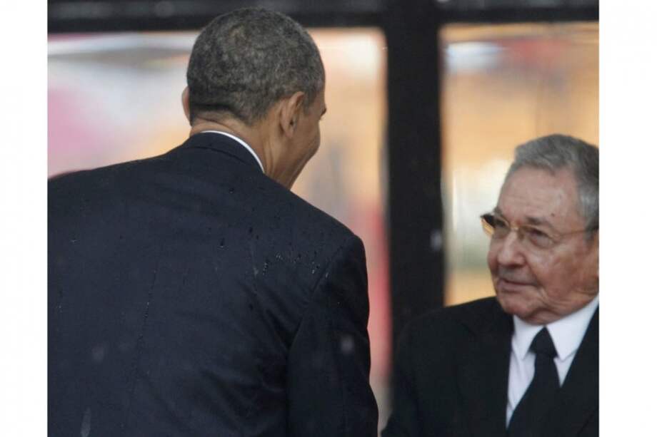 El presidente estadounidense, Barack Obama, saluda su homólogo cubano, Raúl Castro, durante el servicio religioso oficial del expresidente sudafricano Nelson Mandela (2013). / Efe