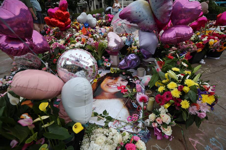 Fotografías de las víctimas del ataque con cuchillo de Southport se exhiben entre ofrendas florales durante una vigilia por las víctimas del ataque con cuchillo de Southport en Southport, Gran Bretaña, el 05 de agosto de 2024.