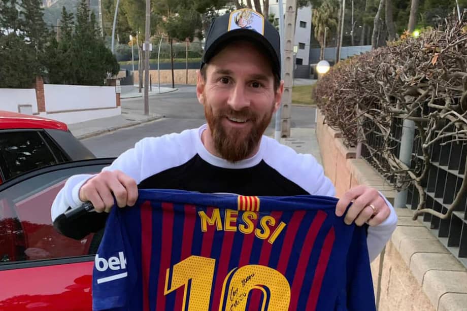 Messi muestra la camiseta que donó a la Fundación Falcao. / @FALCAO