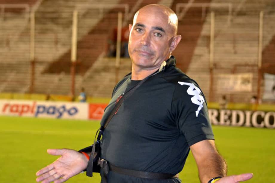 Renunció técnico de Huracán tras agresión de 'barrabravas' en Argentina