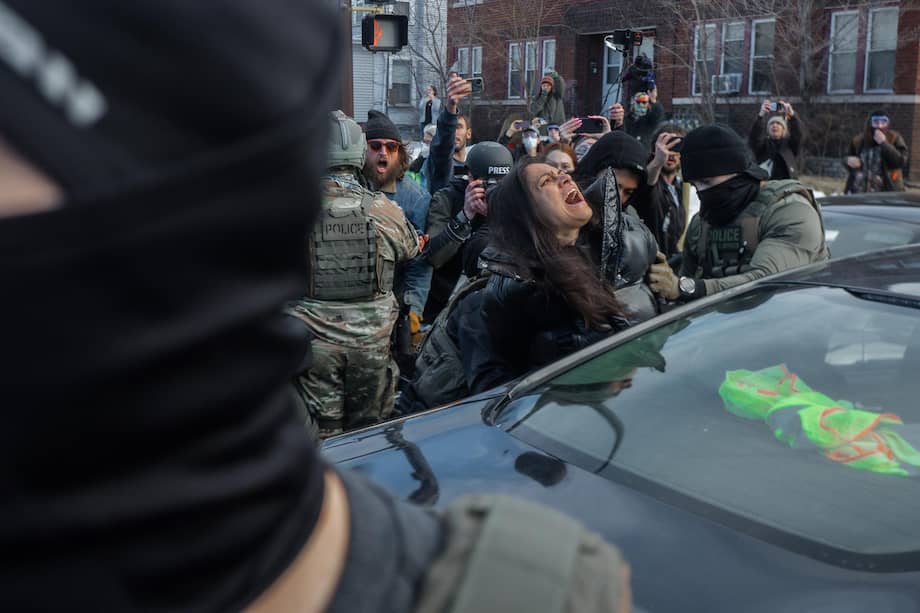 Una mujer grita al ser encarada por agentes de migración durante una protesta en Minneapolis, Minnesota, tras la muerte de Reneé Good.