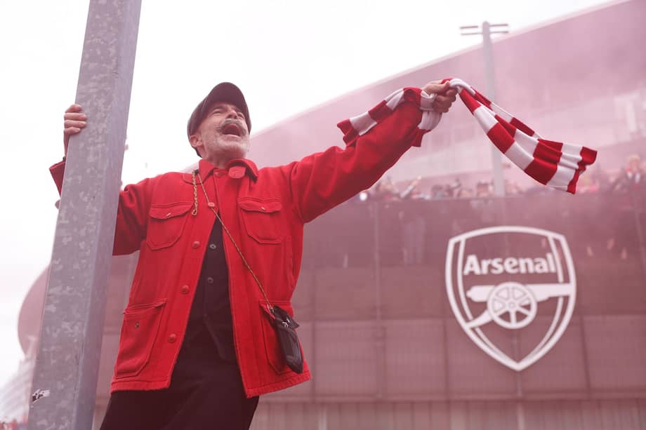 Hinchas de Arsenal a las afueras del Emirates Stadium en Londres, Inglaterra.