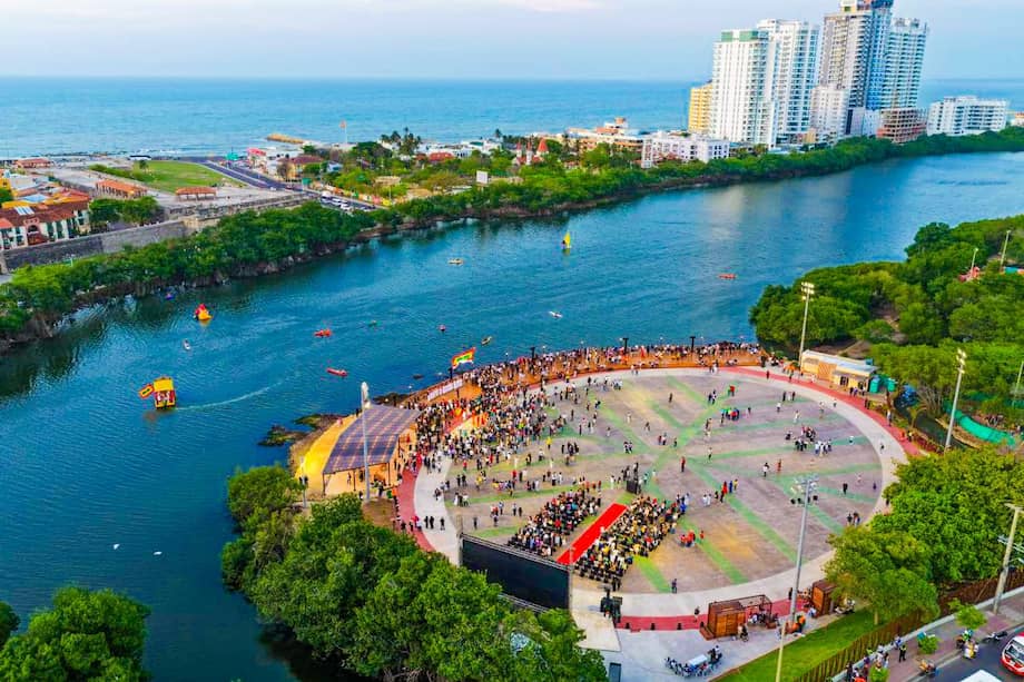 El espacio, ubicado en el Parque Espíritu del Manglar, fue inaugurado como un escenario para eventos culturales y turísticos al aire libre.