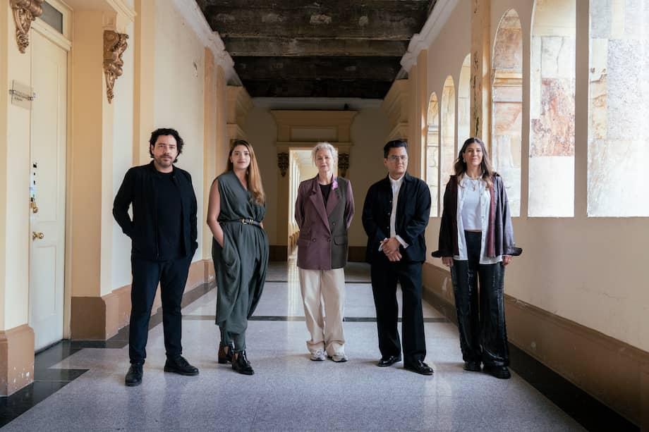 De izquierda a derecha: Juan Ricardo Rincón Gaviria (Director), María Paula Bastidas (Curadora asociada), Magalí Arriola (Curadora jefe), José Esparza Chong Cuy (Curador jefe), Juliana Steiner Fraser (Curadora asociada).