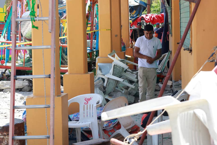 Una persona observa la zona donde se suscitó una explosión la noche de este sábado en la comunidad de Santa María Canchesdá.