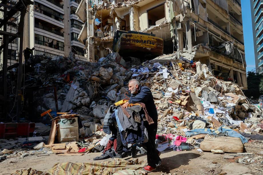 Un hombre camina sobre los escombros que dejó un bombardeo de Israel en una zona residencial de Beirut en Líbano.