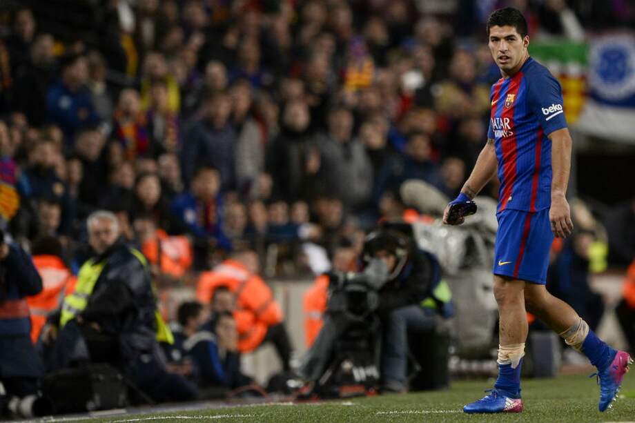Luis Suárez sale expulsado del Camp Nou. Foto: AFP