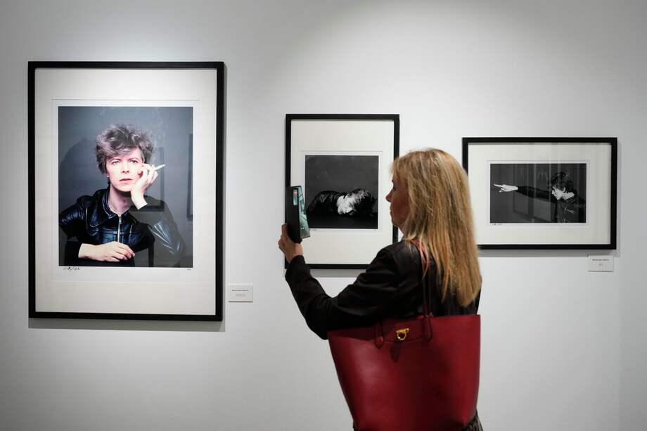 GRAFCAT8561. BARCELONA, 22/05/2025.- La galería Fotonostrum presenta la exposición 'Bowie x Sukita', que incluye 70 fotografías de David Bowie del reconocido fotógrafo japonés Masayoshi Sukita. EFE/Alejandro García