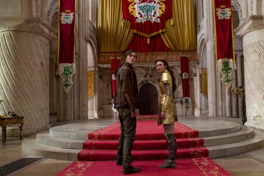 el actor Nicholas Hoult, en el papel de Jack, y la actriz Eleanor Tomlinson, en el papel de Isabelle, durante una escena de la aventura fantástica "Jack el cazagigantes".