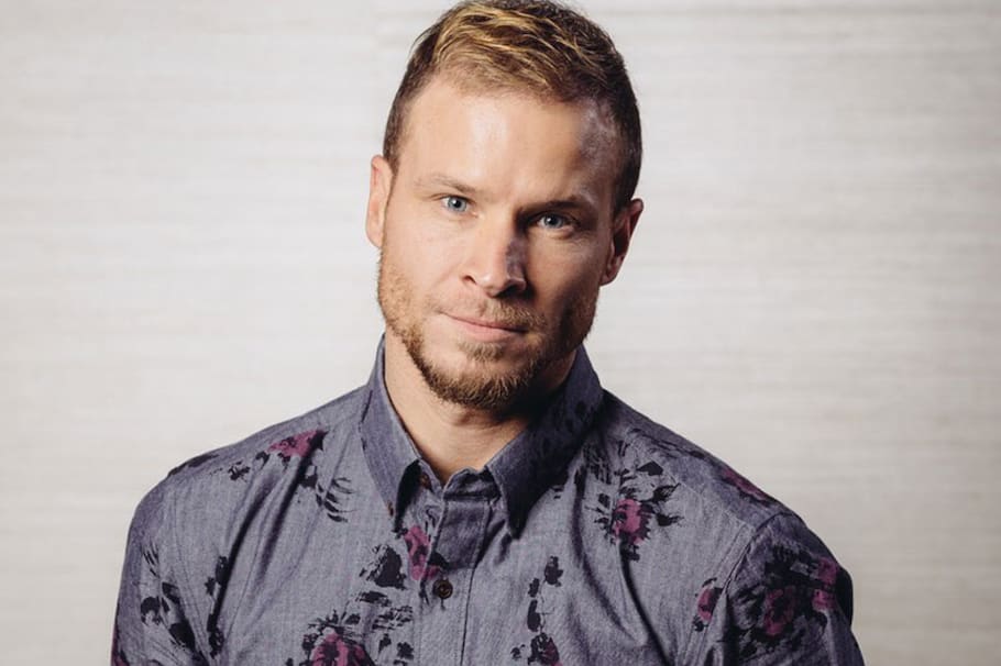 Según detalla la denuncia, el cantante ha sido víctima de repetidas invasiones por parte de bañistas y curiosos que instalan sombrillas, sillas y mesas en su playa privada.