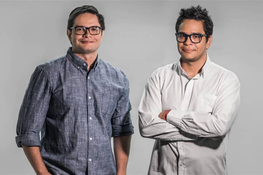 Fotografía de Rodolfo Jr. (izq.) y Gianni Aicardi (der.) miembros de la banda 'Los Hermanos Aicardi', que conmemora y preserva el legado musical de Rodolfo Aicardi, su padre y quien fue el afamado cantante de cumbias en agrupaciones como Los Hispanos.