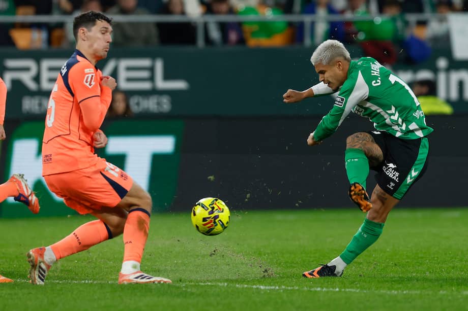 Juan Camilo Hernández (der.), en el partido de Real Betis contra Barcelona.