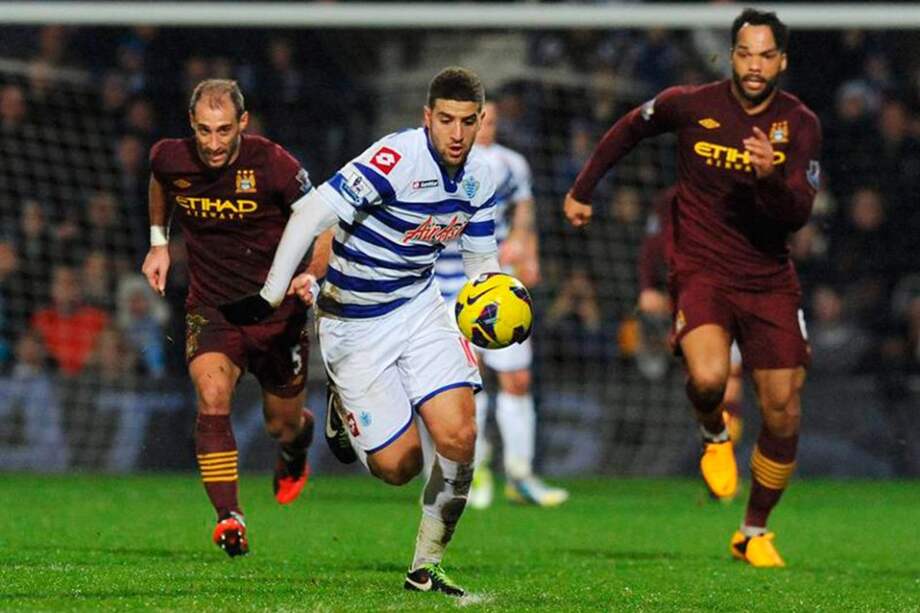 Pablo Zabaleta y Joleon Lescott del City persiguen a Adel Taarabt del QPR. / EFE