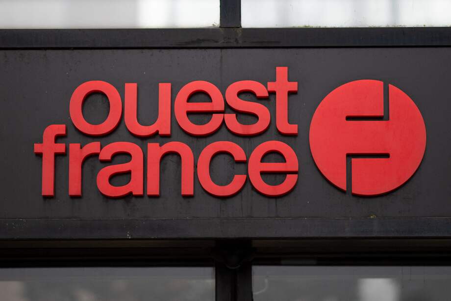 Logotipo del periódico regional francés "Ouest France" en su sede en Nantes, en el oeste de Francia.