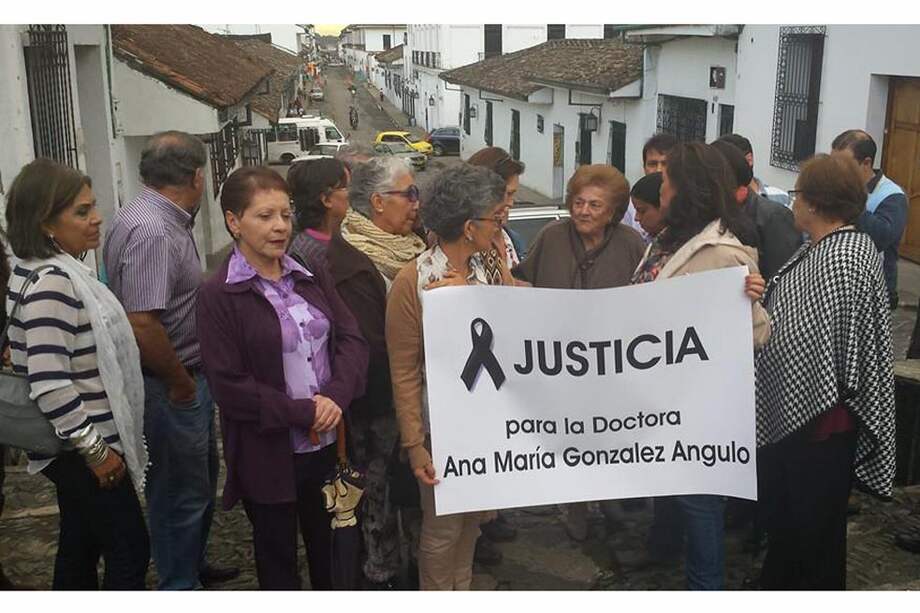 La médica Olga Velasco Cajiao, exprofesora de Ana María González, lideró el plantón. / Archivo particular