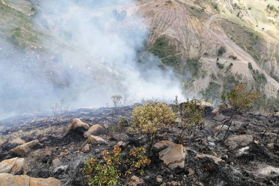 Desde el día de ayer, jueves, sobre las tres de la tarde, los bomberos enfrentan las llamas entre Villa de Leyva y Chíquiza.