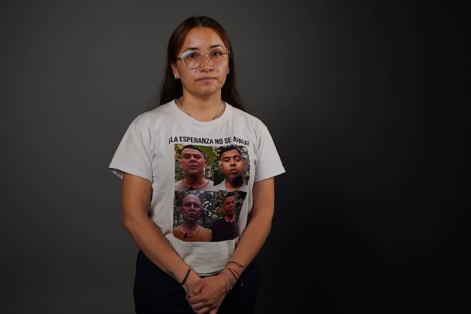 Alejandra Sanabria Bernal, esposa del subintendente Franque Esley Hoyos, ha liderado manifestaciones públicas por su liberación. Sin embargo, nadie le da respuestas.