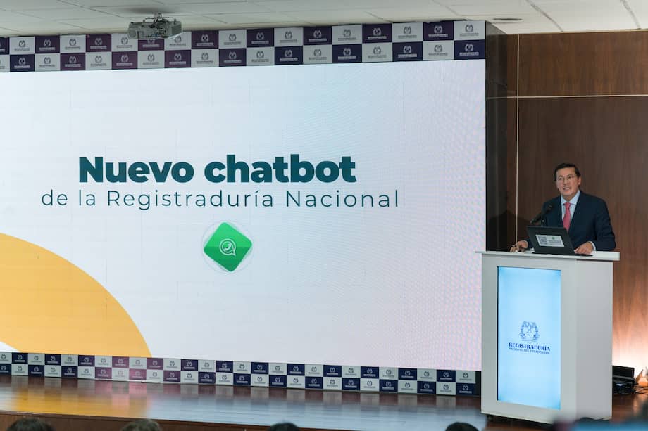 El registrador Hernán Penagos presentó el nuevo chatbot de la Registraduría.