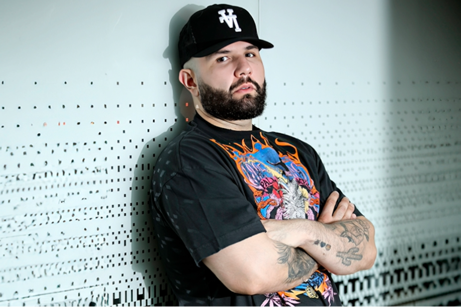 Sonriente. Así se mostró Carín León al recordar a su imitador en 'Yo me llamo'