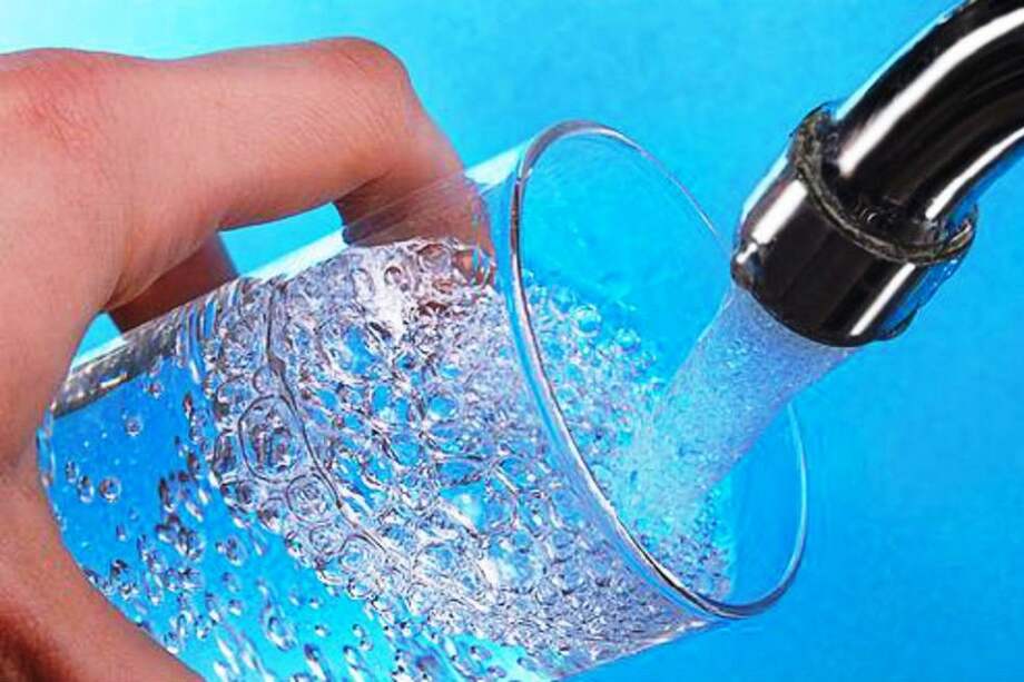 Uno de los problemas es ¿cómo podemos asegurar que todo el mundo pueda tener acceso a agua limpia y segura?