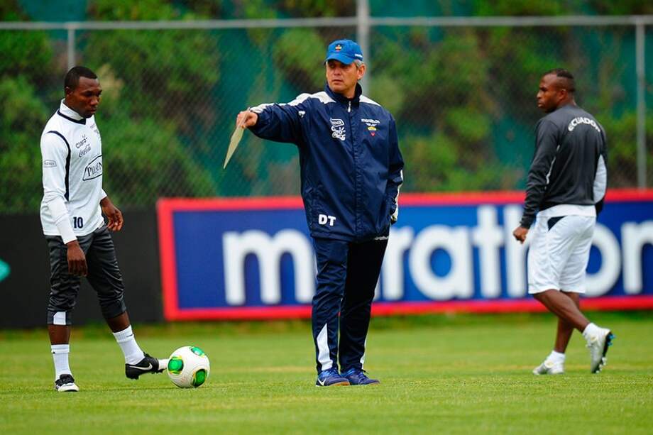 El colombiano Reinaldo Rueda dirige la práctica de la selección de Ecuador. / AFP